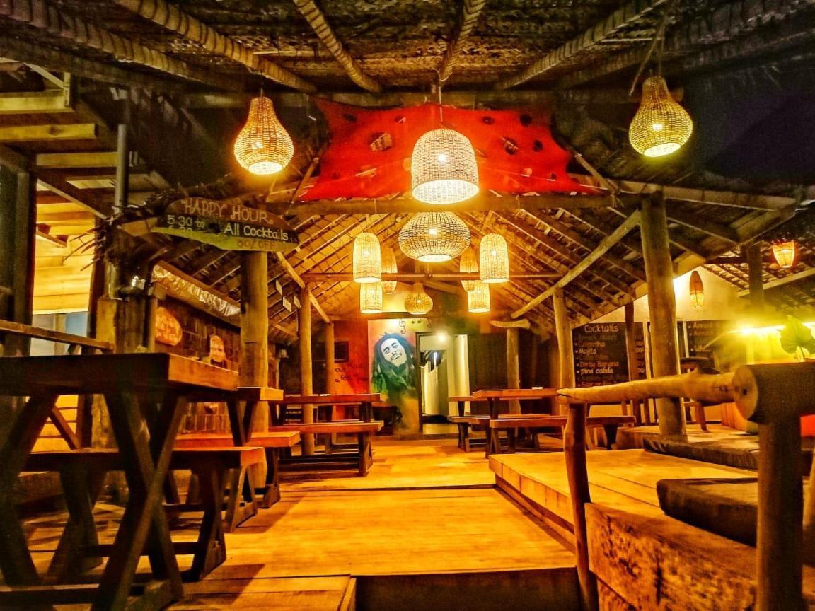 Backpack Beach Hostel & Reggae Bar Boossa Bagian luar foto