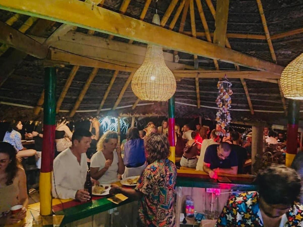 Backpack Beach Hostel & Reggae Bar Boossa Bagian luar foto