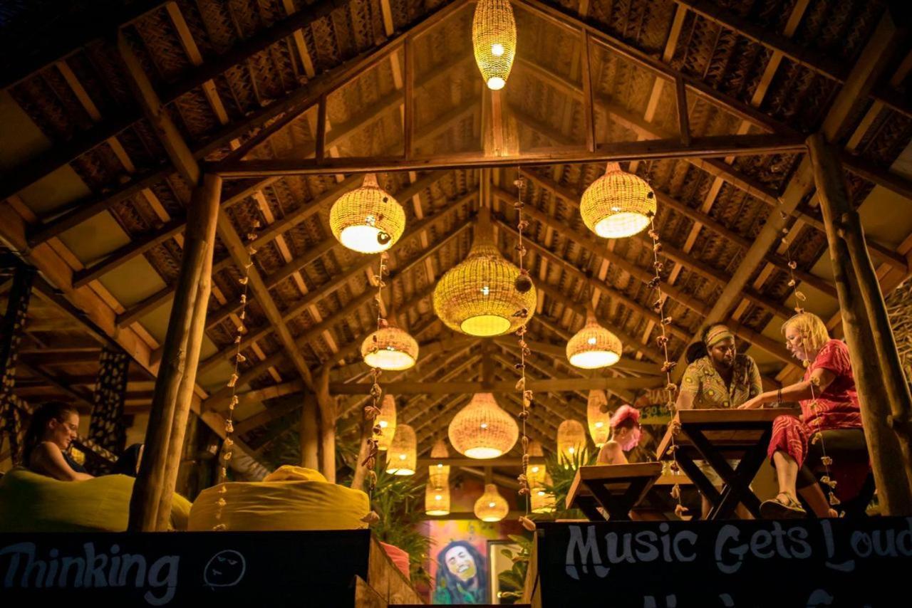 Backpack Beach Hostel & Reggae Bar Boossa Bagian luar foto