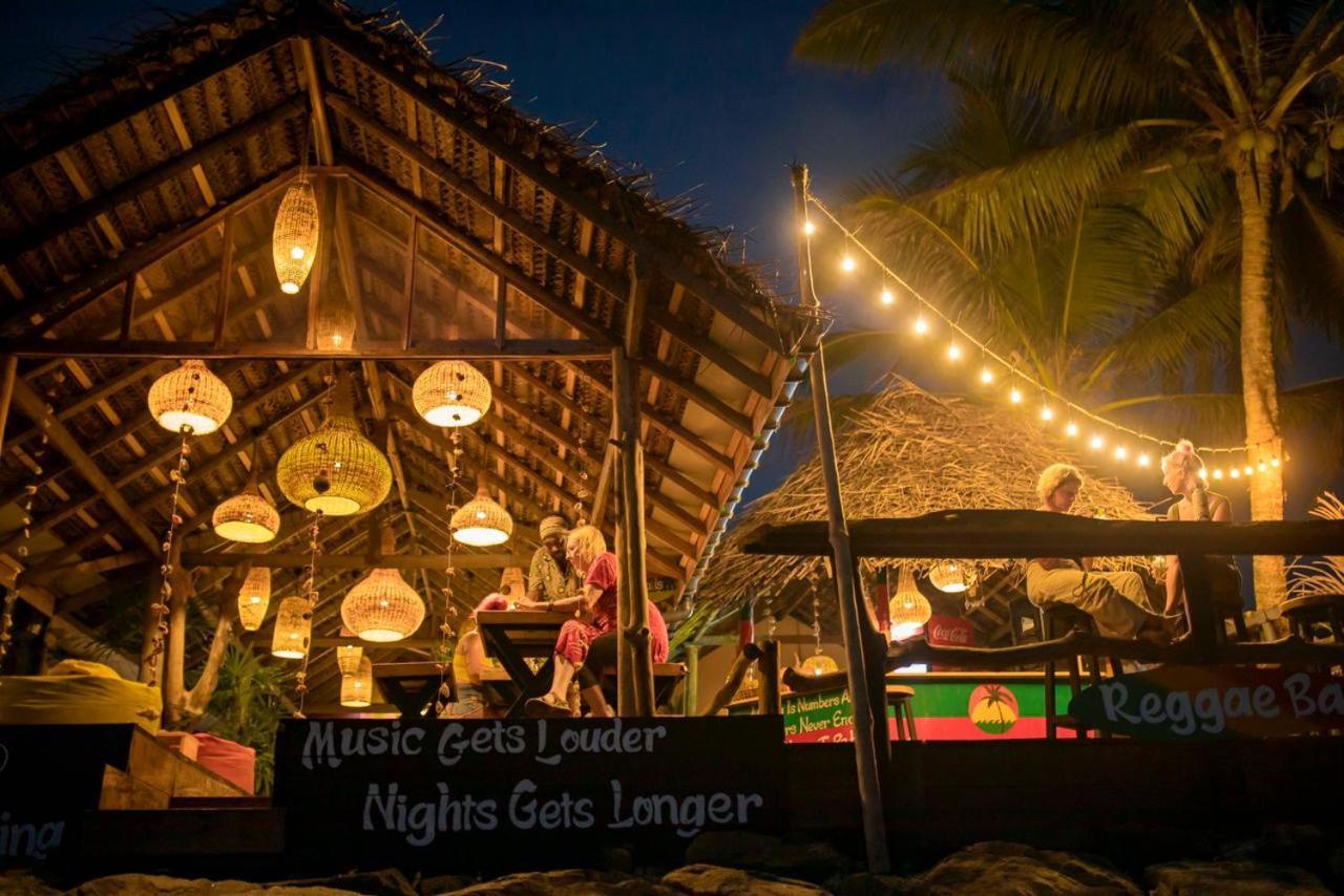 Backpack Beach Hostel & Reggae Bar Boossa Bagian luar foto