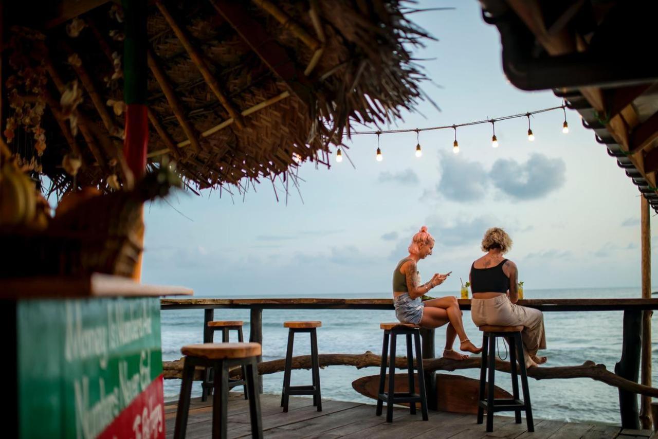 Backpack Beach Hostel & Reggae Bar Boossa Bagian luar foto