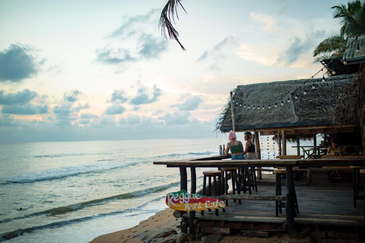 Backpack Beach Hostel & Reggae Bar Boossa Bagian luar foto