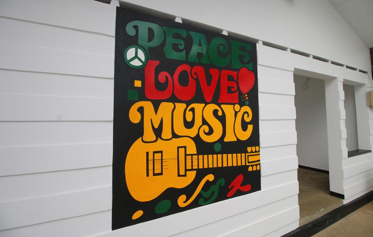 Backpack Beach Hostel & Reggae Bar Boossa Bagian luar foto