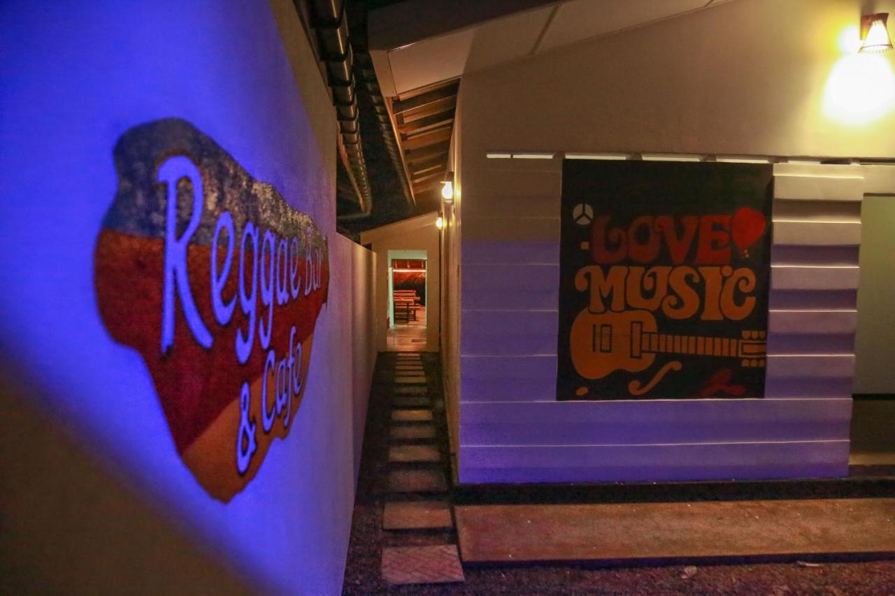 Backpack Beach Hostel & Reggae Bar Boossa Bagian luar foto