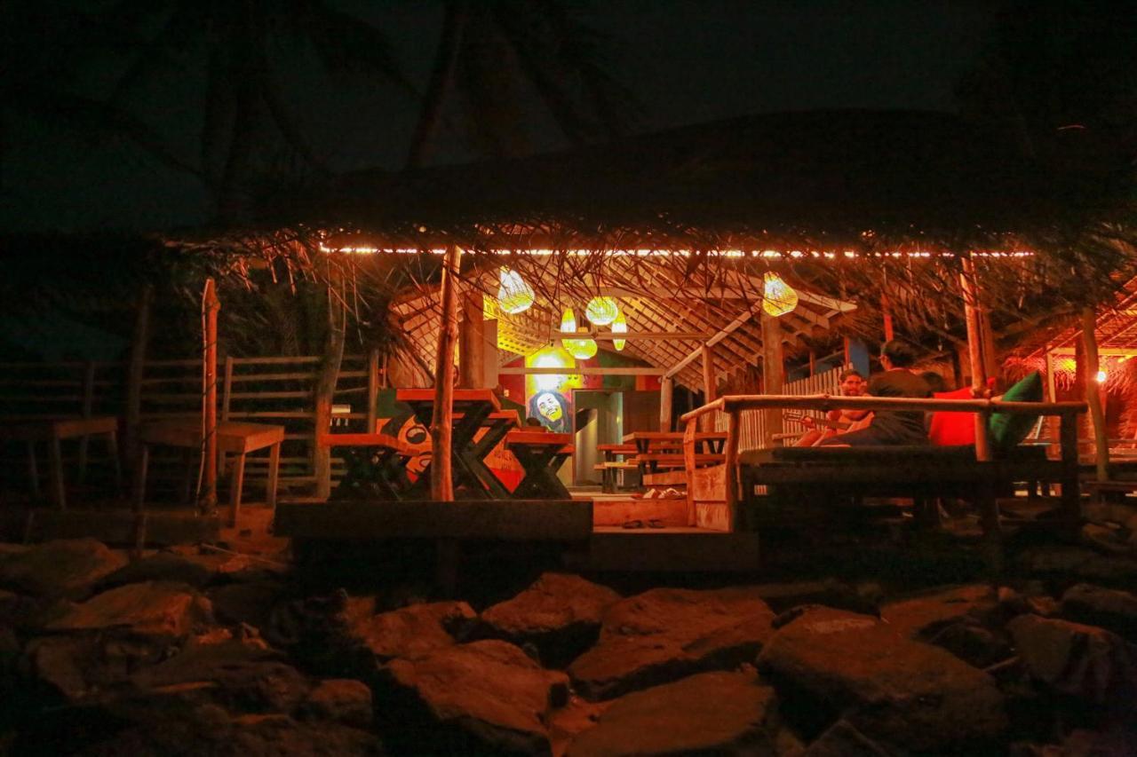 Backpack Beach Hostel & Reggae Bar Boossa Bagian luar foto